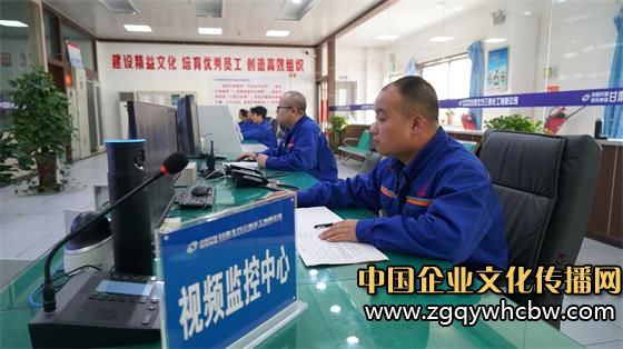圖為銀光公司三泰公司員工在監(jiān)控生產(chǎn)線情況。王安怡 攝.JPG